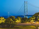 夕暮れ時の庭園は、温かな灯りがともり始め、幻想的な空間に変わります。散策や語らいにぴったりです。