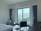 ■新館SPAタワー-スーペリアツイン・トリプル-■31u。部屋から眺める明石海峡大橋、広がる空、紺碧の海。