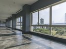 ■新館-館内通路-■本館と新館をつなぐ通路は、明るく見通しのよい設計です。