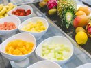 ■本館1階ーテラスレストラン「サントロペ」-朝食バイキング■さわやかな朝にぴったりなフルーツが勢ぞろい