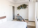 ■新館SPAタワー-サウナ付きクイーンルーム-■47u。窓際のととのい椅子で、サウナ後のリラックス時間