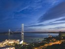 黄昏時の明石海峡大橋。深い青から漆黒へと代わる海と、ライトアップされた雄姿がまた美景