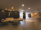 ■新館-入口共有スペース-■新館入口には、ソファやテーブルを配した開放感のある共用スペースをご用意。