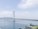空の青と海の青が美しい朝の明石海峡。ご朝食のあとは、海岸の散策などいかがでしょうか?