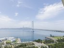 お部屋から眺める明石海峡大橋。広がる空、紺碧の海。一つ一つが目に焼きつくほど感動的。