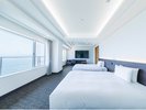 ■本館-ロイヤルスイート-■92u。広々ゆったりベッド。大きな窓からの朝の光が爽やかな寝室。