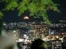 龍馬の墓から見る五山の送り火(徒歩10分)・・8月16日、左大文字、鳥居形、舟形を見ることが出来ます