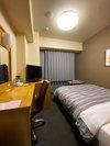 広々セミダブルベッドの入ったシングルルーム。角部屋のためクローゼットの無いお部屋です。