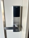 客室ドア。非接触錠となっておりカードキーをかざして頂くと鍵が開きます。
