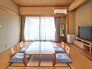 和室10畳 . 1〜5名様.(トイレ・洗面台付き, お風呂は大浴場をご利用下さい)
