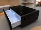 【うどんコンセプトルーム】冷蔵庫・Bluetoothスピーカー・ワイヤレス充電搭載の多機能スマートテーブル