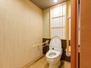 【和洋室】バリアフリー：客室トイレ一例※客室により手すりなどの向き,配置などは異なります