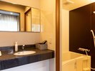 【スタンダード】おまかせ和室|客室一例|黒をアクセントにしたシンプルなユニットバス