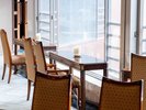 【ロビー】夜になるとより落ち着いた雰囲気に。館内でのんびり過ごしたい方にもぴったりの場所です。