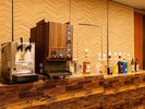 【飲み放題】ビールサーバーや各種リキュールなどを備えた、セルフドリンクコーナーをご用意