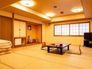 【広々・大人数】山側広々和室|グループ旅行や家族連れに最適な、ゆとりのある和室。