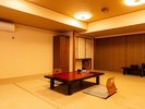 【広々・大人数】山側広々和室|昔ながらの和の設えが残る落ち着いた空間です。