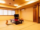 【広々・大人数】山側広々和室|最大9名様まで対応。ゆったり広がる畳の間で団らんを。