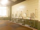 【大浴場】ゆったりと使える洗い場スペース。混み合う時間帯でも安心の席数をご用意。