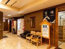 【大浴場】ご利用案内を掲示した落ち着いた入口です。