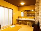 【大浴場】棚には脱衣かごをご用意。ゆとりあるつくりで、混雑時も安心です。