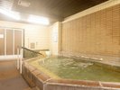 【大浴場】旅の疲れを癒す、広々とした湯舟をご用意した畳敷き大浴場となっております。