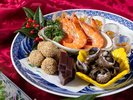 【卓袱料理】海の幸と和スイーツを盛り合わせた彩り豊かな一皿。日替わりで内容が変わります。