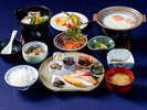 【朝食│和定食】彩り豊かな小鉢や焼き物、炊きたてごはんと味噌汁が並ぶ、旅の朝にぴったりの和定食です。
