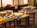 【朝食バイキング】 ずらりと並ぶ料理の数々に心躍る