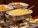 【朝食バイキング】温かい料理が並ぶ朝食バイキングコーナー。