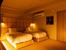 【夜景側和洋室】落ち着いた照明とモダンな設えで、リラックスした夜のひとときを。