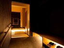 【夜景側和洋室】間接照明で柔らかく照らされた室内アプローチが、旅の疲れを癒します。