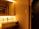 【夜景側和洋室】使いやすく清潔感のある洗面台。照明にも温かみがあります。