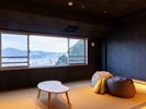 【夜景側和洋室】畳のくつろぎ空間と、大きな窓からの展望が魅力。