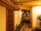 【最上階特別和室】落ち着いた和の雰囲気を感じるアプローチ。特別な滞在を予感させます。