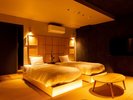 【和洋室】落ち着いた照明とモダンな設えで、リラックスした夜のひとときを。
