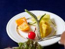 【朝食│和定食】さっぱりとした彩り野菜と果物で、朝のリフレッシュにぴったり。