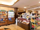 【売店】ご当地のお菓子やお土産が揃う売店コーナー
