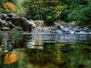 県立自然公園に指定された美しい渓谷です。透明度が高い水が流れ、四季折々の風景が楽しめます。