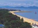 唐子浜海水浴場を含む約8kmの海岸は「日本の渚100選」にも選ばれた白砂青松の美しい海岸です。