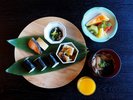 【おこさまプレート】※未就学児に限るおにぎり・うどん・白身魚の餡掛け・焼魚・おひたし・フルーツなど