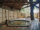 【ひぐらしの湯】大きな榎の木を囲むように設えた露天風呂で、「金泉」をゆったりとご堪能いただけます。