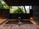 【ひのきの湯】目の前に楓の木々を望む、趣ある露天風呂。