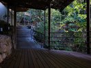 山の中を散策するような階段を上った先に、「ひぐらしの湯」がございます。