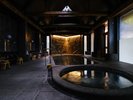 「ひぐらしの湯」内湯は細やかな石をあしらった浴槽が特徴の落ち着きのある空間。