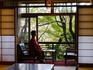 楓を臨む客室