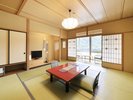 川側8畳和室(長良川・金華山・岐阜城がご覧頂けます。)喫煙可能なお部屋です。