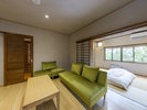 【別邸さくら/和洋室一例】和室。2名様まではベッド対応。3〜4名様はお布団での対応となります。