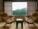 雄大な自然を仰ぐ絶景の客室。目の前には、鈴鹿連山の美しい山並みと渓谷。