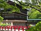 【本館】赤い橋と「元禄の湯」がある建物「前新」